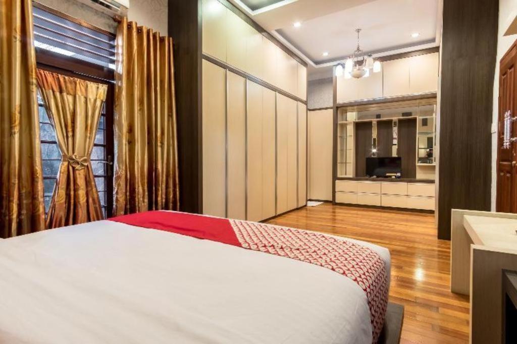 Oyo 619 Naufal Guest House Syariah Medan Exterior photo